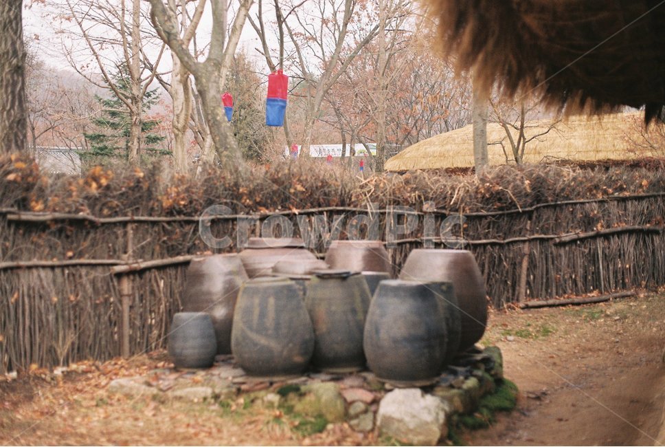 항아리,한국민속촌,사극,겨울,쓸쓸함,brownaesthetic,oldplace,대장금,koreantraditional,한국전통,한국문화,korean traditional,korean culture