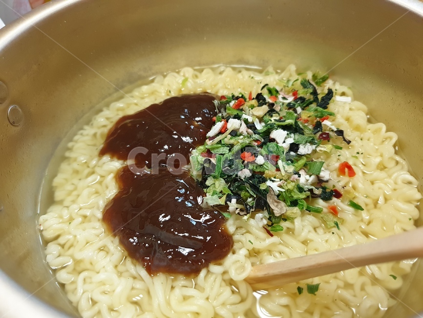 라면,면발,누들,noodle,ramen,요리,레시피,식사,나무젓가락,젓가락,국물,소스,건더기,스프,식자재,식재료,식품,인스턴트식품,인스턴트라면,인스턴트,냄비,맛있는,맛있다,food,음식,식재료,요리,food,cook,meal,dishes,food reserves,면류,면요리,noodles,한식,한국음식,한국요리,korean food,korean dishes,korean meal,korean cook