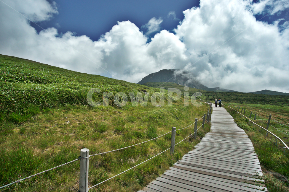 한라산,윗세오름,제주,영산,구름,운무,영실코스,자연,수풀,자연,풍경,nature,landscape,한국자연풍경,한국자연경관,korea nature landscape,제주도,jeju,jeju island,building,건물,boardwalk,산책로,bridge,다리