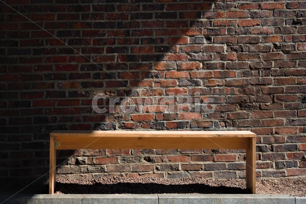 벤치,벽돌,벽돌벽,나무벤치,휴식,bench,chair,brick,wall,brickwall,rest,쉼터,shadow,shade,그림자,햇빛,sunlight,light,dark,그늘,의자,wooden,relax,힐링,heal,healing,relaxation,여유,충전,recharge,야외,outdoor,outdoors,decoration,장식,공원,나들이,park