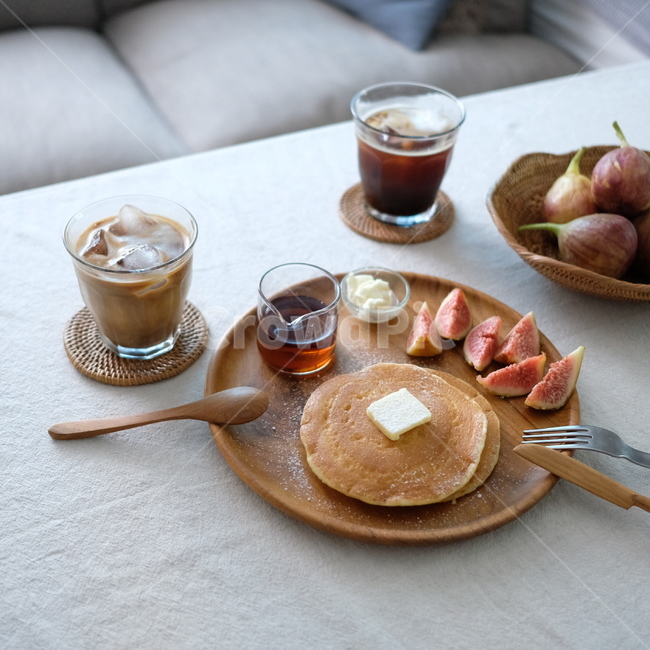 브런치,아침,onthetable,모닝커피,팬케이크,시럽,무화과,음식,식재료,요리,food,cook,meal,dishes,food reserves,아침식사,조식,브런치,breakfast,brunch