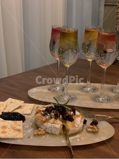 칵테일,칵테일바,까망베르,치즈,카나페,잼,bar,술집,크랜베리,분위기,감성,티칵테일,잔,칵테일잔,술잔,술,알콜,안주,까망베르치즈