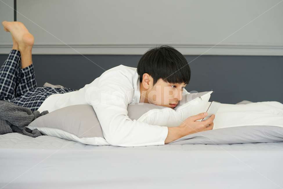 남성,남자,침대,침실,방,집,실내,휴식,휴일,핸드폰,모바일,휴대폰,집돌이,집콕,방구석,일상,사람,인물,인간,human,person,남성,남자,man,male