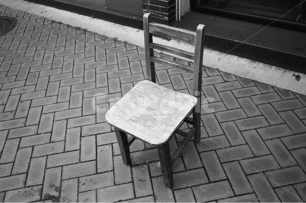 작은의자,의자,아기의자,흑백,필름카메라,감성,흑백,모노톤,monochrome,black and white,사물,물건,오브젝트,thing,object,matter