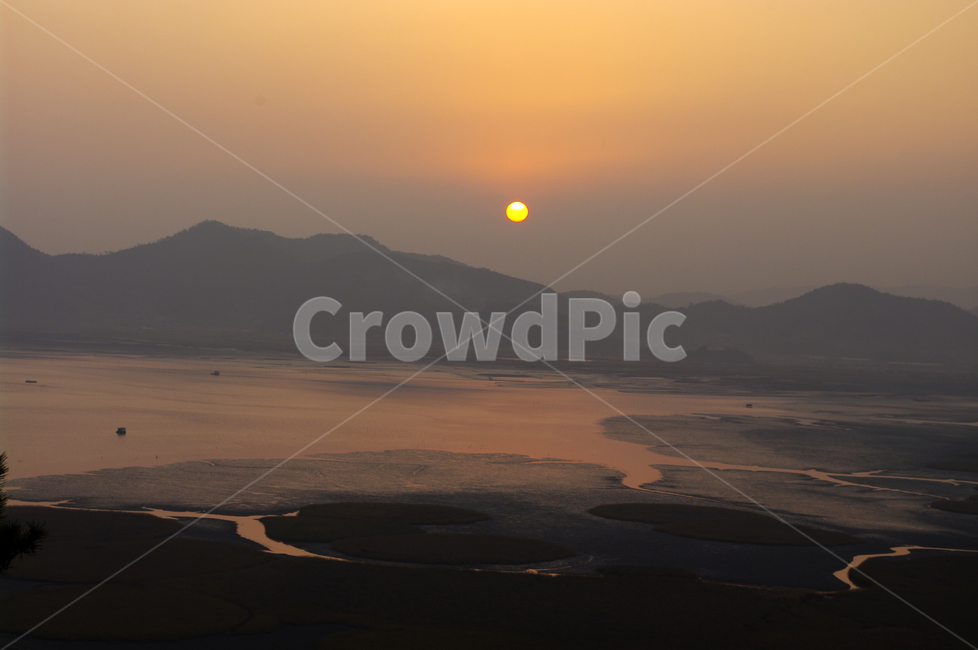 순천만,일몰,석양,노을,풍경,갈대밭,자연,풍경,nature,landscape,한국자연풍경,한국자연경관,korea nature landscape,sunlight,햇빛,outdoors,옥외,red sky,붉은 하늘,sky,하늘,sunset,dawn,새벽,dusk,황혼,flare,플레어,light,빛