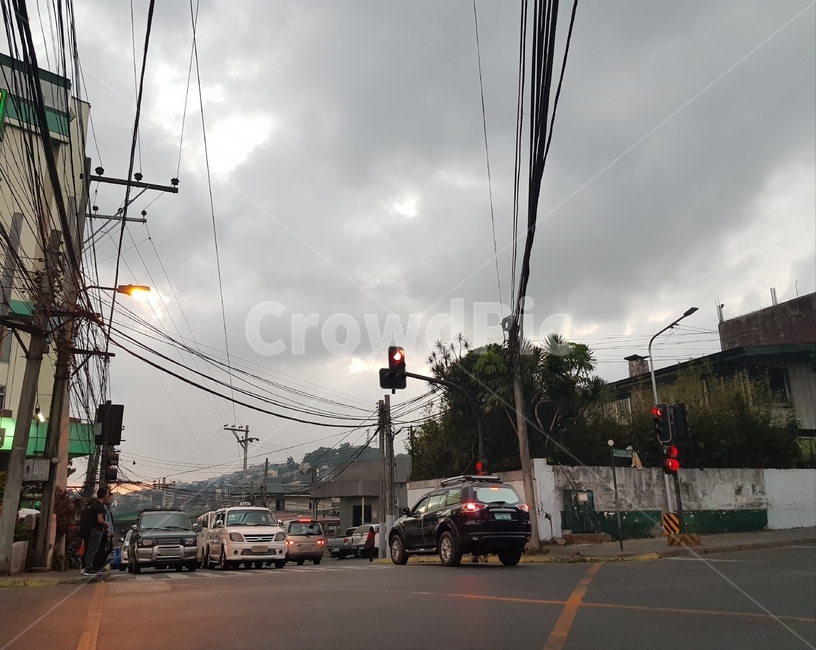 하늘,우울한하늘,어두운하늘,sky,길거리,street,도시,풍경,city,landscape,road,도로,intersection,교차로,light,빛,traffic light,신호등