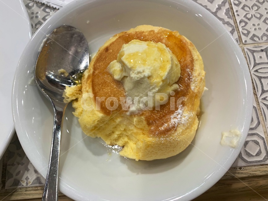 팬케이크,빵,크림,간식,후식,음식,숟가락,쇠숟가락,접시,시럽,디저트,pancakes,bread,cream,dessert,spoon,dish,syrup,food
