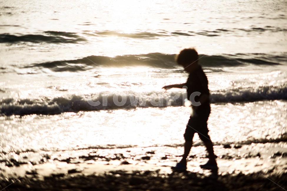 바다,파도,그림자,노을,아이,해변,바다,beach,sea,사람,인물,인간,human,person,어린이,어린아이,child,children,kid,인물실루엣,사람실루엣,character silhouette,human silhouette,ocean,대양,nature,자연,water,물,outdoors,옥외,silhouette,실루엣