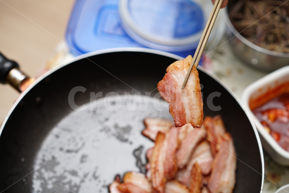 	고기,음식,돼지고기,훈제,후라이팬,푸드,집밥,안주,소주안주,먹방,육류,삼겹,푸짐,군침,식사,음식,식재료,요리,food,cook,meal,dishes,food reserves,육류,고기,meat