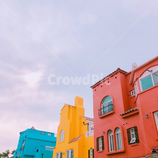 건물,빨강,노랑,파랑,하늘,아기자기,이국적,색감,배경,colorful,구름,cloud,sky,building