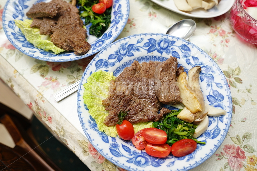 스테이크,야채,고기,토마토,식사,음식,디너,집밥,먹방,푸드,요리,저녁식사,컬러,육류,음식,식재료,요리,food,cook,meal,dishes,food reserves,육류,고기,meat