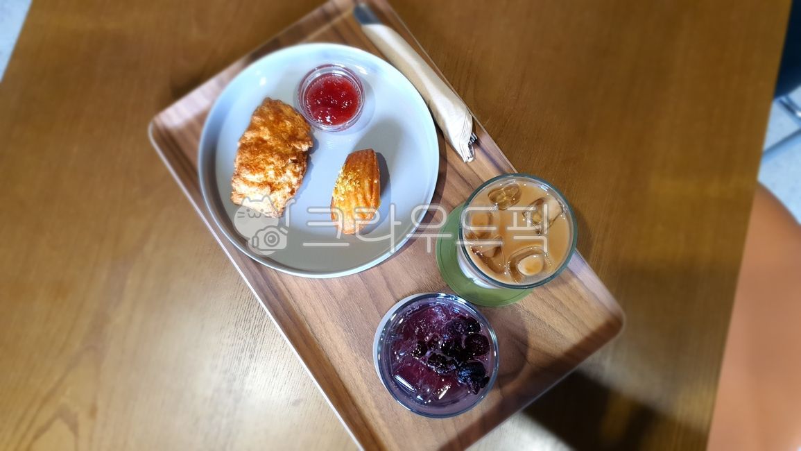 Bokbunja drink,bread,Madeleine,snack,Cafe Latte,Latte,cafe,dessert,scone,fruit drink,coffee,beverage
