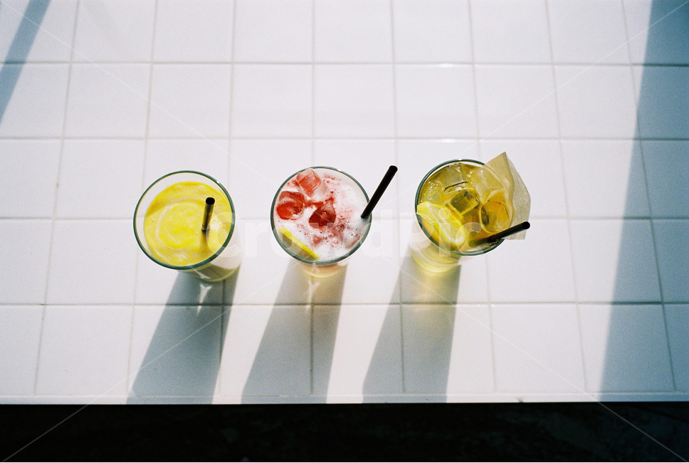아이스티,icedtea,카페,cafe,따뜻한,warm,빛,light,노란,yellow,빨간,red,알록달록,그림자,shadow,음료수,drink,beverage,감성,sensible,feeling