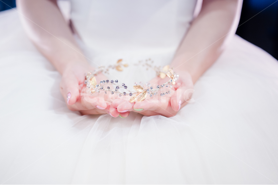 티아라,결혼,웨딩드레스,웨딩,드레스,사람,인물,인간,human,person,신체일부,몸,body,여성,여자,woman,female,lady,결혼,혼례,웨딩,wedding,marriage,marry,기념일,축하,anniversary,congratulation,celebrate,celebration