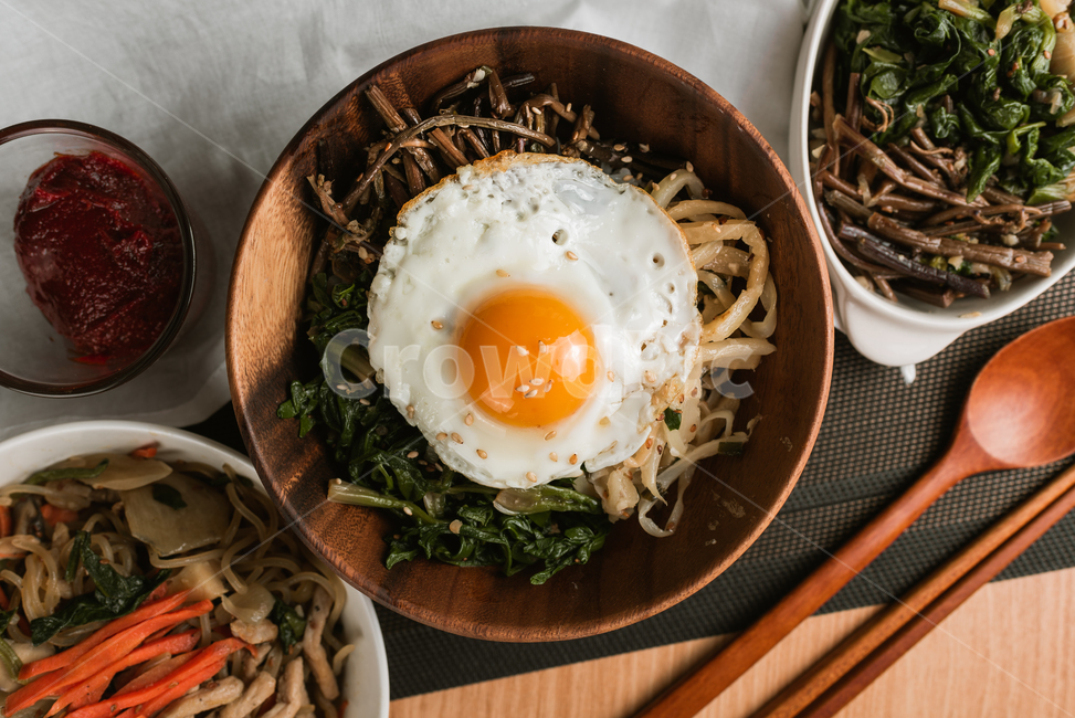 비빔밥,한국전통음식,계란후라이,계란프라이,도라지,고사리,시금치,건강한,웰빙푸드,한식,음식,식재료,요리,food,cook,meal,dishes,food reserves,한식,한국음식,한국요리,korean food,korean dishes,korean meal,korean cook