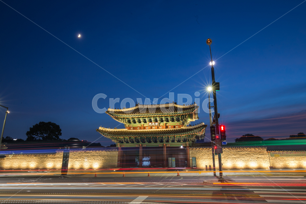 서울,창경궁,창경궁야경,창경궁야간개장,풍경,고궁,한국문화,한국전통,문화재,야경,장노출,랜드마크,한국명소,한국관광지,도로,신호등,담벼락,night,landmark,nightview,landscape,scenry,seoul,야경,밤,풍경,nightscape,night,landscape,한국전통,한국문화,korean traditional,korean culture,랜드마크,landmark,tourist attraction,한국랜드마크,한국관광지,한국명소,korea landmark,korea tourist attraction,worship,예배,shrine,신사,pagoda,탑,architecture,건축물,building,건물