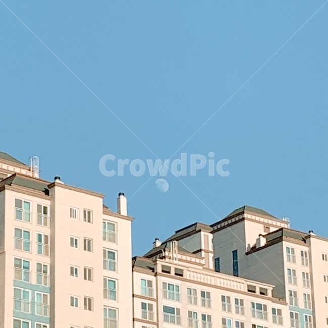 달,저녁달,오후,하늘,하늘색,반달,아파트,투명,건축물,건물외관,exterior,building,structure,architecture,construction