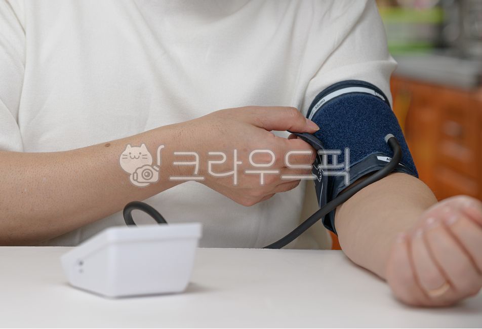 혈압,혈압계,성인병,대사증후군,모니터링,남자,남성,심박수,측정,고혈압,검사,심혈관,순환기,집,가정,건강,건강검진,성인,중년남성,예방,웰빙,라이프스타일,생활,의료,심장,케어,의학,메디컬,헬스케어,보건