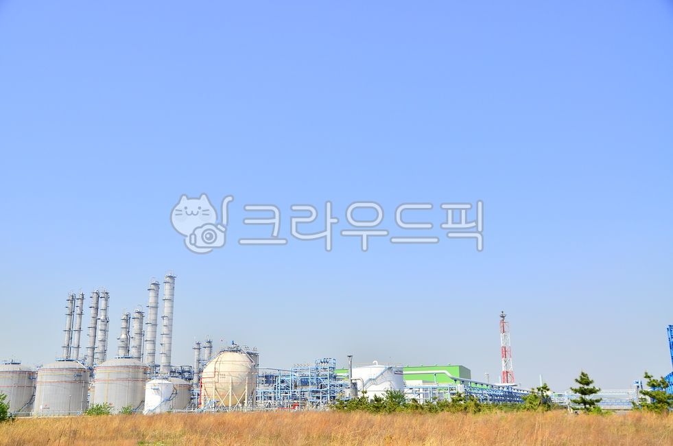 chemical complex,blue sky,iron frame,Heavy chemical industry,production,industrial facilities,satin,industry,danger,building,refinery,cloud,dynamics,Heavy industry,only,manufacturing,giant,pipe,sky,factory,machinery industry,product,metal,storage tank,Chi