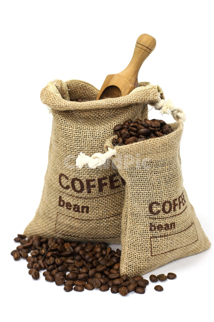 close up,Nukki,coffee sack,black,white background,coffee bag,coffee beans,cafe,coffee,spoon,fresh,wooden spoon,Caffeine,object