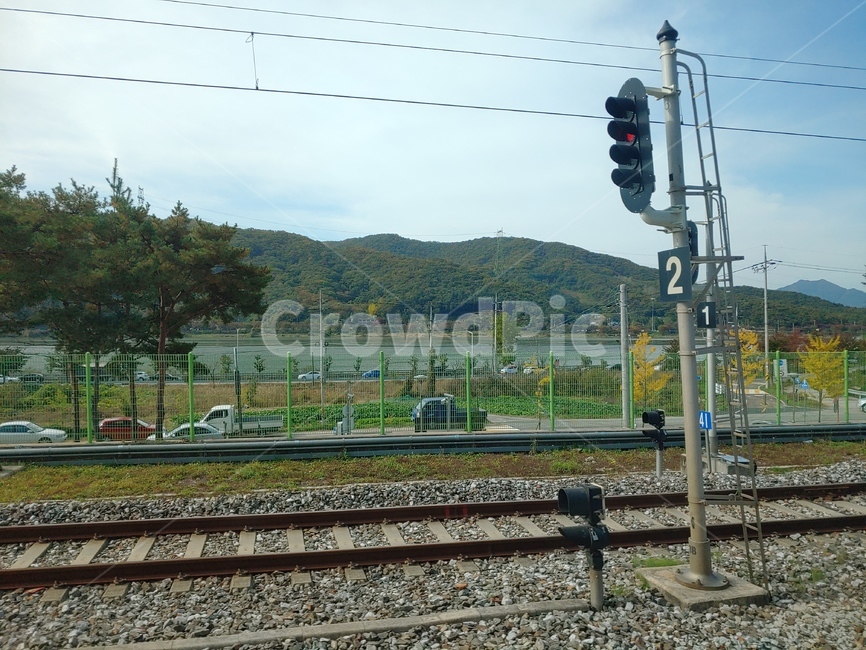 강,산,신호등,레일,기찻길,철도,교통,선로