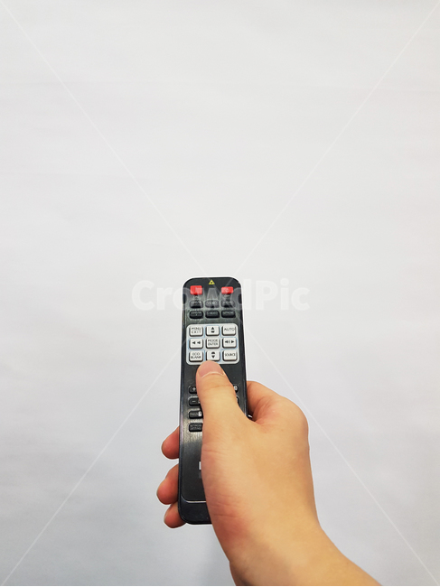 손,리모컨,버튼,원격,제어,생활,사람,검정,스타일,장치,디지털,여성,손가락,미디어,정보통신기술,전자기기,전자제품,it,information,technology,electronic equipment,사물,물건,오브젝트,thing,object,matter