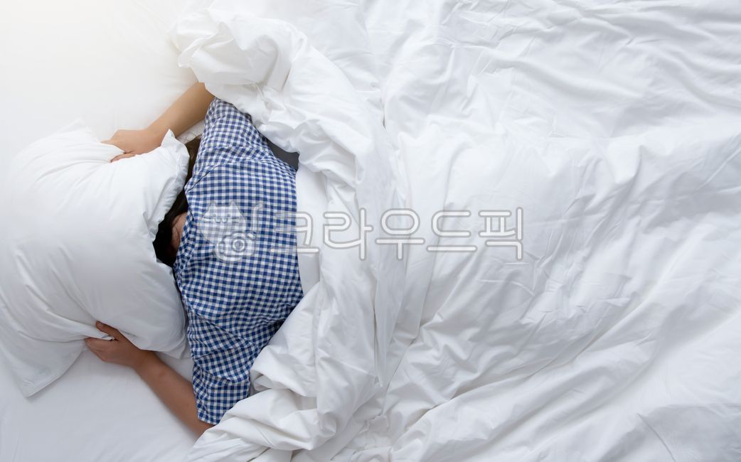 bed,Asian,white,back view,irritability,daily life,morning,upper body,pajamas,person,oversleeping,sleeping at night,adult,inconvenience,daytime,woman,lazy,concept,sleeping habits,house,sleeping,holding,trace,gray,upstairs,indoors,noise,annoyed,Adult,checke