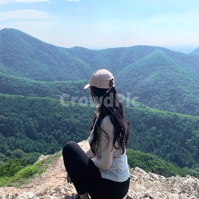 자연,nature,등산,산정상,나무,숲,등산하는여자,등산객,등산복,사람,인물,인간,human,person,여성,여자,woman,female,lady