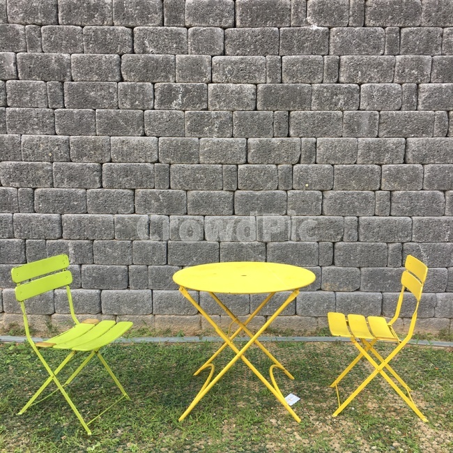 의자,야외테이블,벤치,벽돌,야외테라스,노란색,연두색