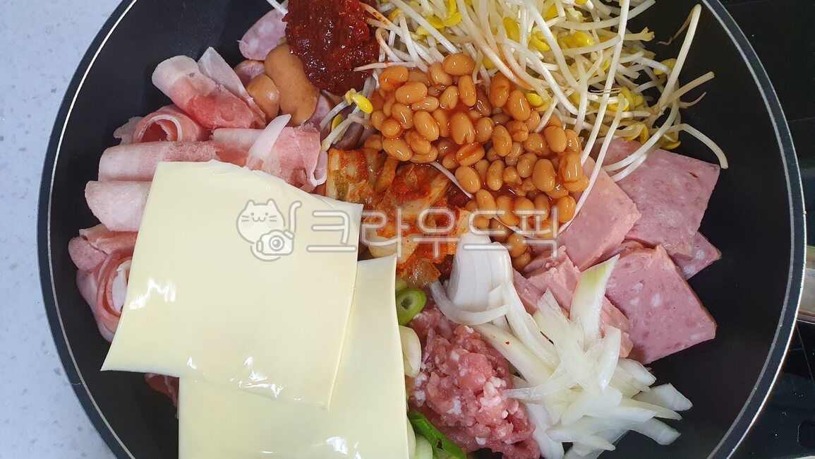 부대찌개,음식,요리,치즈,콩,햄,소세지,돼지고기,콩나물