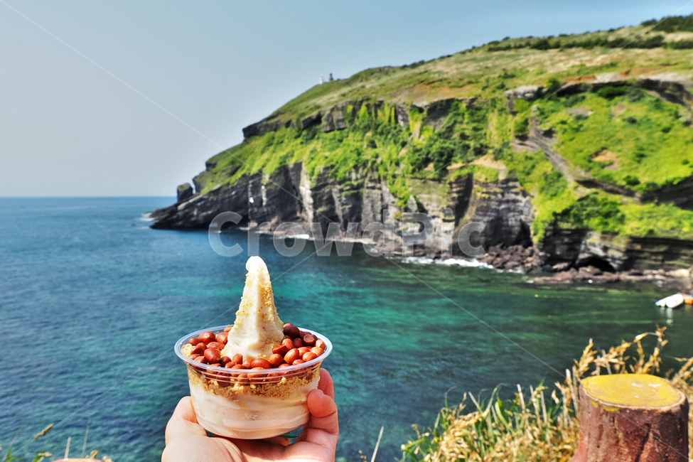 outdoors,옥외,nature,자연,sea,바다,water,ocean,dessert,디저트,cream,food,음식,shoreline,해안선,땅콩아이스크림,우도,아이스크림,icecream