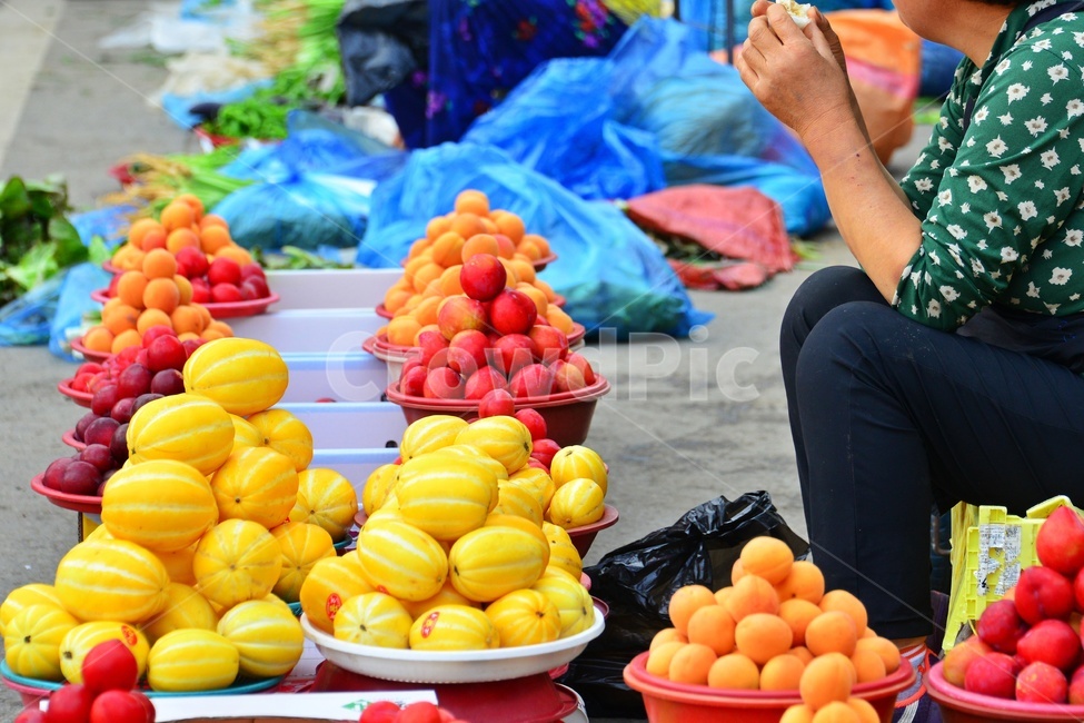 plant,식물,food,음식,시장,재래시장,전통시장,노점상,좌판,bowl,사발,human,인간,person,사람,fruit,과일,참외,자두,살구