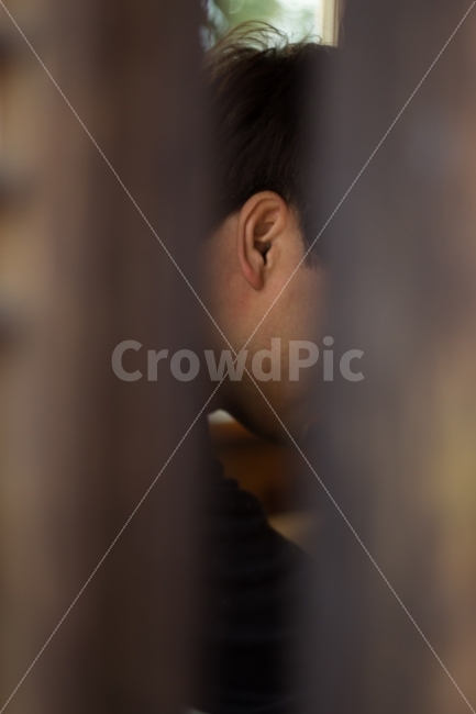 curiosity,person,ear,sound,eavesdrop,Concentrate upon,listen,listen carefully