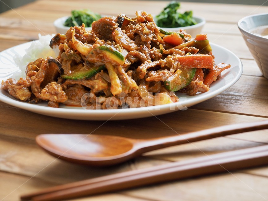 제육덮밥,제육,한국음식,한국,돼지고기,돼지고기볶음,점심,점심식사,숟가락,젓가락,반찬,식사,한식,제육볶음,정식,된장국,덮밥,밥,음식,식재료,요리,food,cook,meal,dishes,food reserves,한식,한국음식,한국요리,korean food,korean dishes,korean meal,korean cook