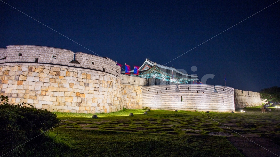 수원,수원화성,성곽,유적지,야경,랜드마크,야경,밤,풍경,nightscape,night,landscape,랜드마크,landmark,tourist attraction,한국랜드마크,한국관광지,한국명소,korea landmark,korea tourist attraction,건축물,건물외관,exterior,building,structure,architecture,construction,건물,castle,성,fort,요새