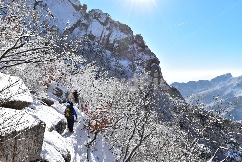 북한산,국립공원,설산,설경,눈,눈꽃,서울,도심지,명산,겨울,여행,국내여행,Seoul,Korea,National,Park,풍경,크리스마스,성탄절,화이트크리스마스,눈꽃풍경,비경,산행,등산,100대명산,기암,바위산,백운대,겨울,계절,winter,season,자연,풍경,nature,landscape,한국자연풍경,한국자연경관,korea nature landscape,사람들,대중,군중,other people,crowd,스포츠,레저,운동,sports,leisure,exercise,outdoors,옥외,person,사람,human,인간,adventure,모험,leisure activities,레저 활동,mountain,산