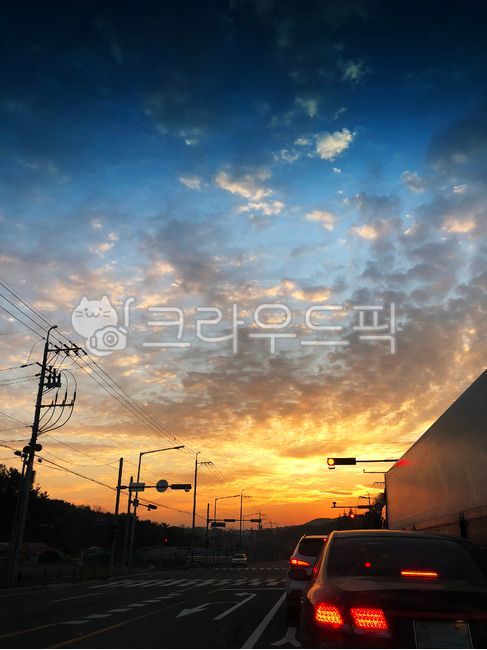 해질녘,신호등,일몰,풍경,교통,교통수단,정지,감성,감성사진,하늘,주황색,유턴,붉은,붉게,석양,오후,저녁,역광,쓸쓸함,우울함,고독함,전깃줄,도시,외로움,정체,도로,차도,야경,밤,새벽,출근길,퇴근길,퇴근,색감,구름,car,transportation,vehicle,차량,automobile,자동차