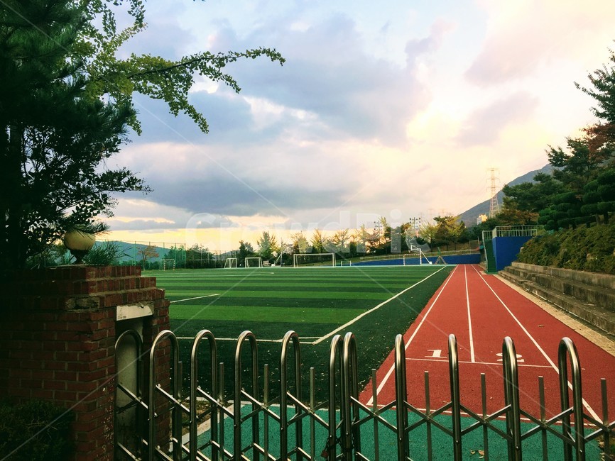 학교운동장,길게뻗은트랙,운동장구름,해질녁,잔디구장,스포츠,레저,운동,sports,leisure,exercise