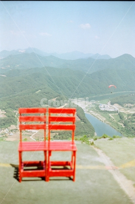 의자,빨간의자,산등성,미세먼지,나무의자,패러그라이딩,산카페,산,필름,자연,풍경,nature,landscape,감성,sensible,feeling,사물,물건,오브젝트,thing,object,matter,chair,leisure activities,레저 활동,adventure,모험