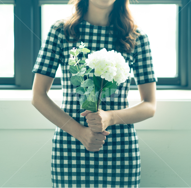 꽃,꽃을든여자,꽃을든소녀,고백,청혼,선물,축하,식물,자연,plants,nature,꽃,flower,사람,인물,인간,human,person,여성,여자,woman,female,lady,기념일,축하,anniversary,congratulation,celebrate,celebration,감성,sensible,feeling