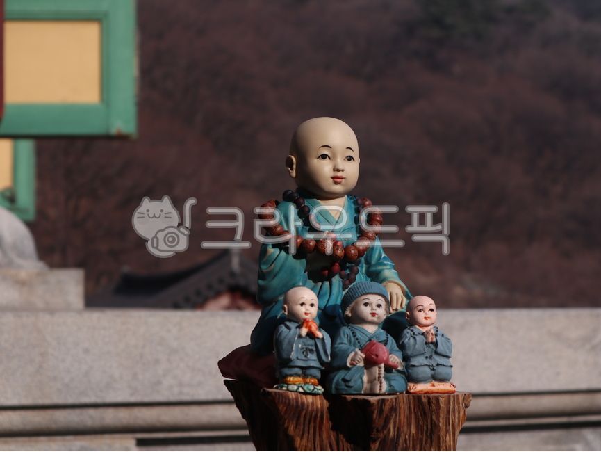 동자승,불교,절,사찰,스님,승려,수리사,염주,법복,대머리,어린이,불상,목탁,소원,기도,수양,동상,상징,산