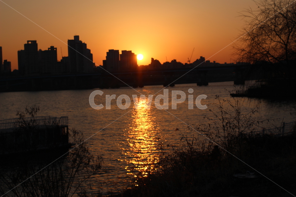 한강,일몰,강변,물결,패턴,도시,풍경,city,landscape,한국도시풍경,한국도시경관,korea cityscape,실루엣,그림자,silhouette,shadow,sunlight,햇빛,flare,플레어,light,빛,nature,자연,outdoors,옥외