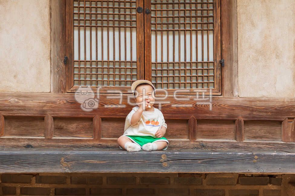 small,young,wooden construction,happy,kid,hats,traditional hanok,infant,boy,cute,Asian,parquet,wooden building,secret garden,son,Changdeokgung Palace,door bars,Changdeokgung Palace garden,tradition,snacks,traditional house,Korea,Yeongyeongdang,veranda,chi