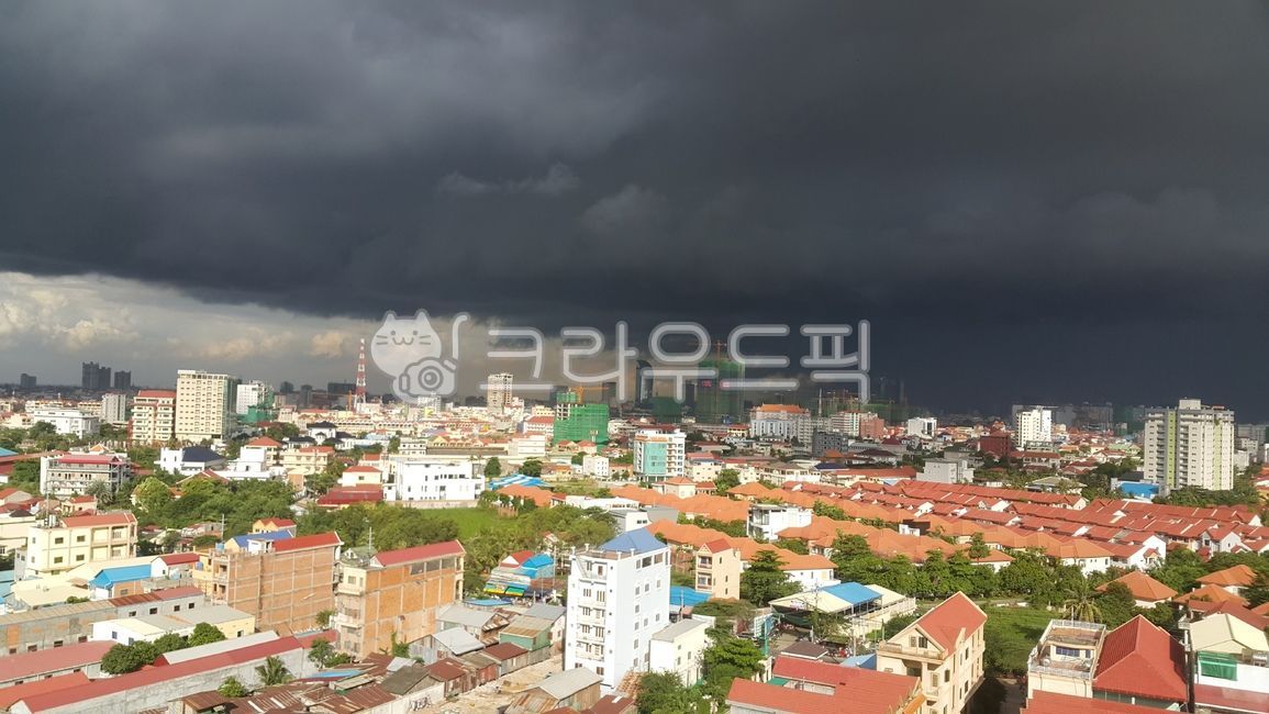 캄보디아,프놈펜,먹구름,비오는하늘,자연,배경,빛,어두움