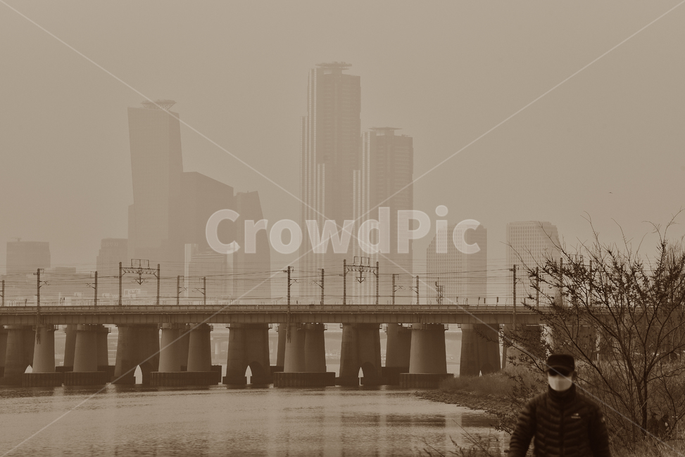 미세먼지,황사,초미세먼지,대기오염,날씨,환경,배경,바탕,백그라운드,한강변,한강철교,강물,흐릿한,희미한,뿌연,대기,기상,공기,고층빌딩,도시풍경,대도시,water,물,워터프론트,마스크,사람,예방,도시,풍경,city,landscape,흑백,모노톤,monochrome,black and white