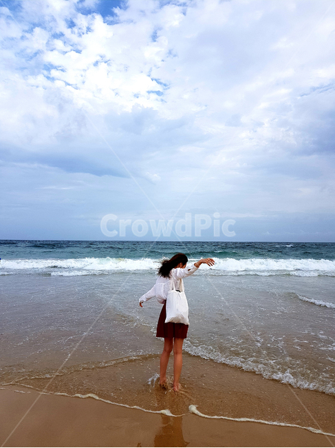 바다,바닷가,해변,여자,뒷모습,물,파도,sea,beach,바다풍경,바닷가풍경,wave