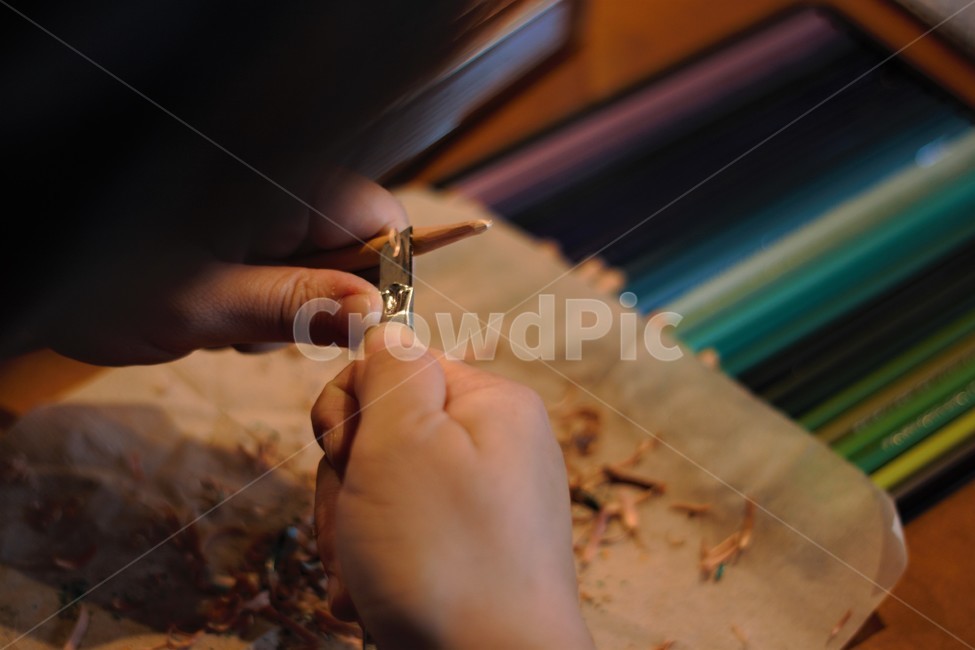 연필,연필깎는손,연필깎는모습,연필깎이,칼,pencil,colorpencil,knife,sharpen,handssharpeningpencil,손,hand,학용품,문구,stationery,sharp,sharpening,careful,art,미술,미술학원,학용품,문구류,사무용품,school supplies,stationery,office supplies