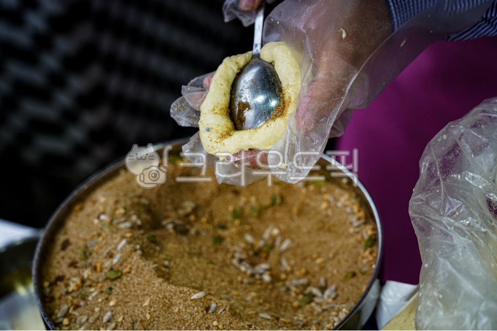 호떡,겨울간식,튀김,길거리음식,우리나라간식,씨앗호떡,한국디저트,koreanstreetfood,한국전통간식,koreansnacks,호떡소스,호떡시럽,koreanwintersnack,food,meal,호떡가루,koreantraditionalsnack,hotteok