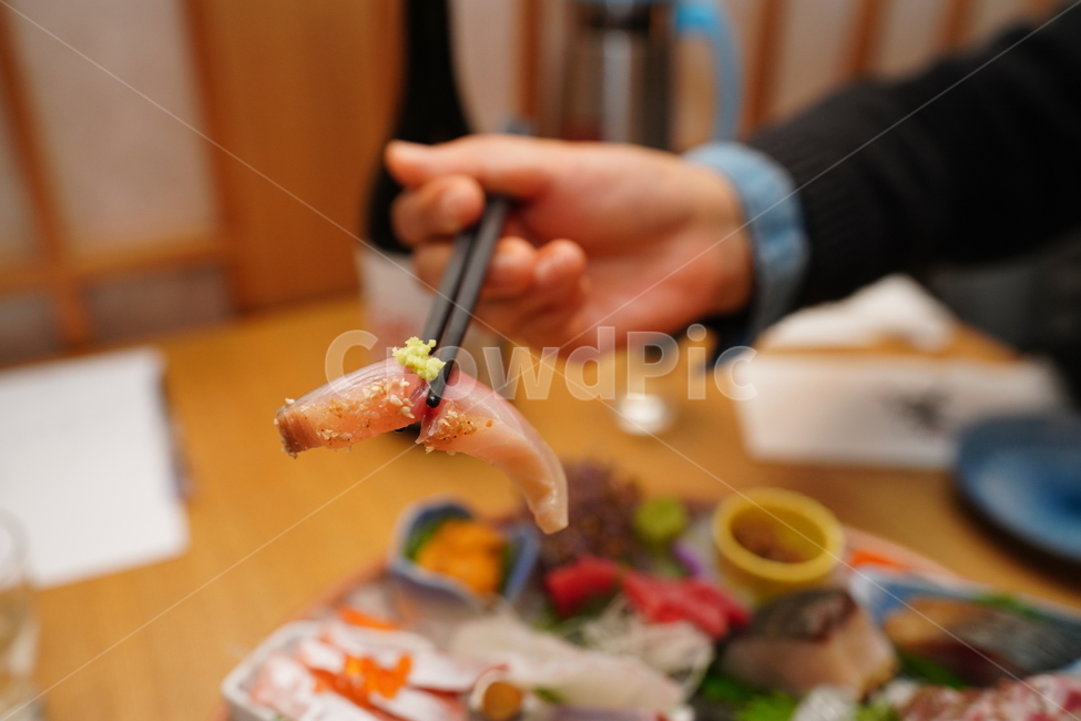 회,일식,생선,해산물,해물,술안주,안줏거리,음식,푸드,컬러,색감,원색,먹방,fish,food,모임,술자리,사람,인물,인간,human,person,신체일부,몸,body,음식,식재료,요리,food,cook,meal,dishes,food reserves,수산물,해산물,fishery products,seafood