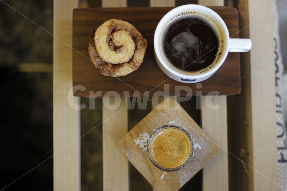 시나몬롤,계피,시나몬,빵,롤,브런치,도마,나무,원목,테이블,coffee,cafe,dessert,food,beverage,커피,카페,드립커피,음료,아메리카노,바리스타,barista,음식,식재료,요리,food,cook,meal,dishes,food reserves,빵,bread,디저트,간식,후식,dessert,snack,커피,카페,coffee,cafe